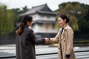 Вежливость в китайском: как правильно обращаться к незнакомцам, преподавателю, старшему